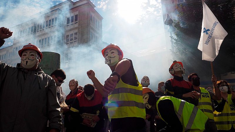 Miles de personas apoyan a los trabajadores de Alcoa en una protesta en Lugo