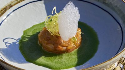 Receta de sopa de pepino y manzana verde con tartar de gambas