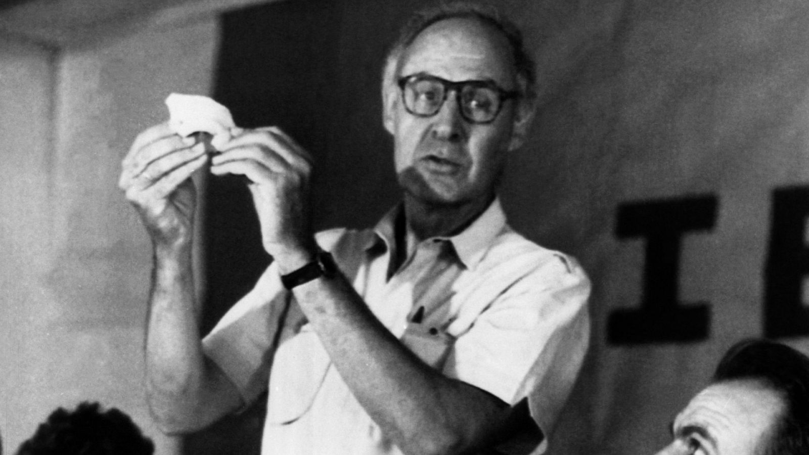 Imagen de archivo de Emiliano Aguirre dando a conocer hallazgos del sitio arqueológico de Atapuerta