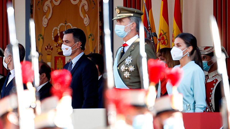 Abucheos a Sánchez al grito de "dimisión" y aplausos al rey en el desfile del 12 de octubre