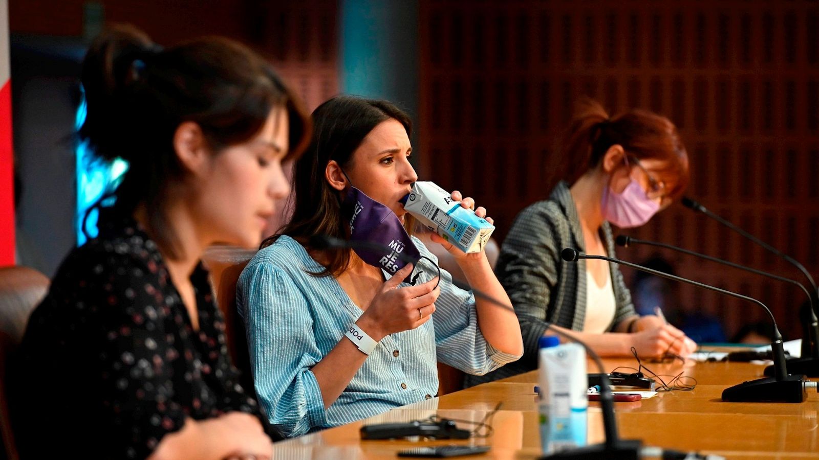 La ministra de Igualdad, Irene Montero (centro), acompañada de Isa Serra (izquierda), en un acto reciente de Unidas Podemos