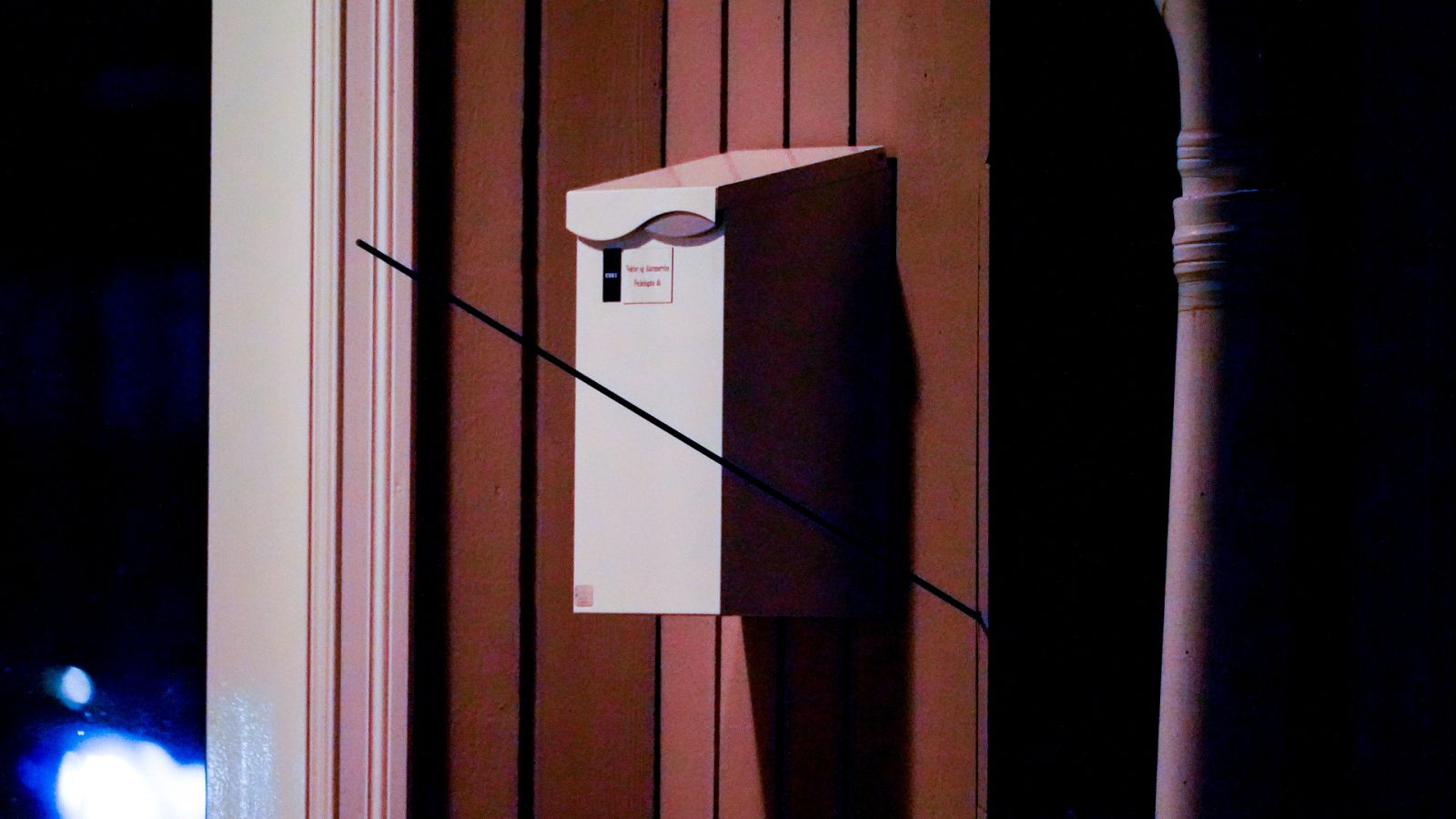 Una flecha clavada en un muro, tras el ataque