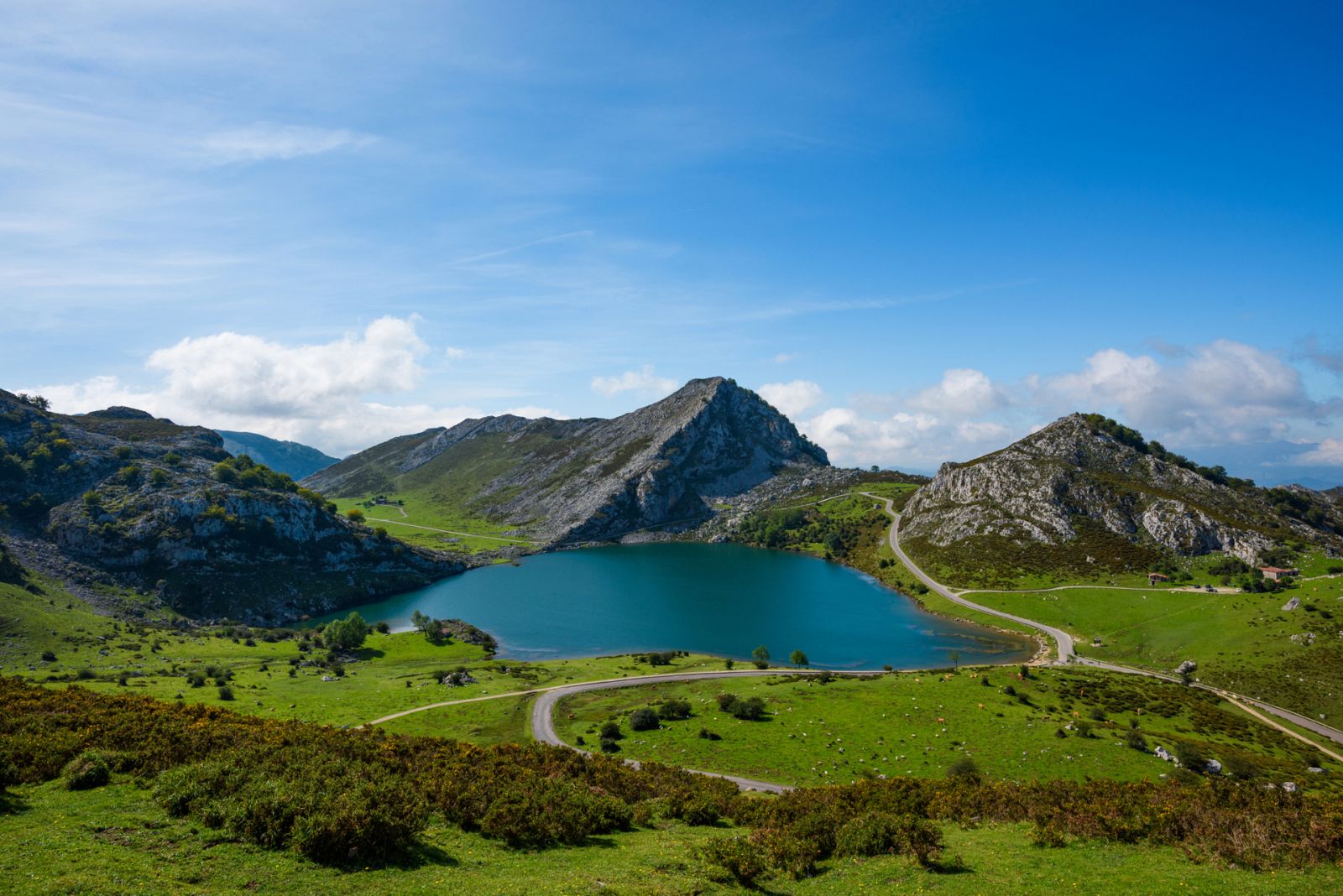 Lago Enol en el Parque Nacional de Picos de Europa