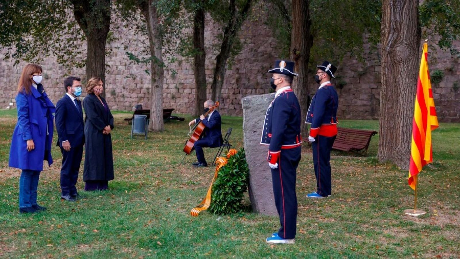 Pere Aragonès, Laura Borràs i Ada Colau col·loquen una corona de flors a la tomba del president Lluís Companys