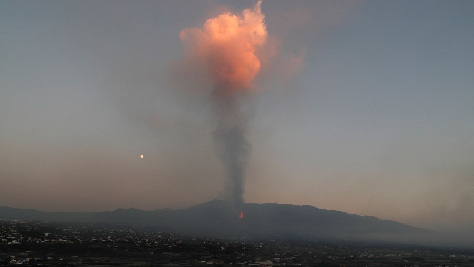 Columna de humo que sale del volcán en Cumbre Vieja, en La Palma.