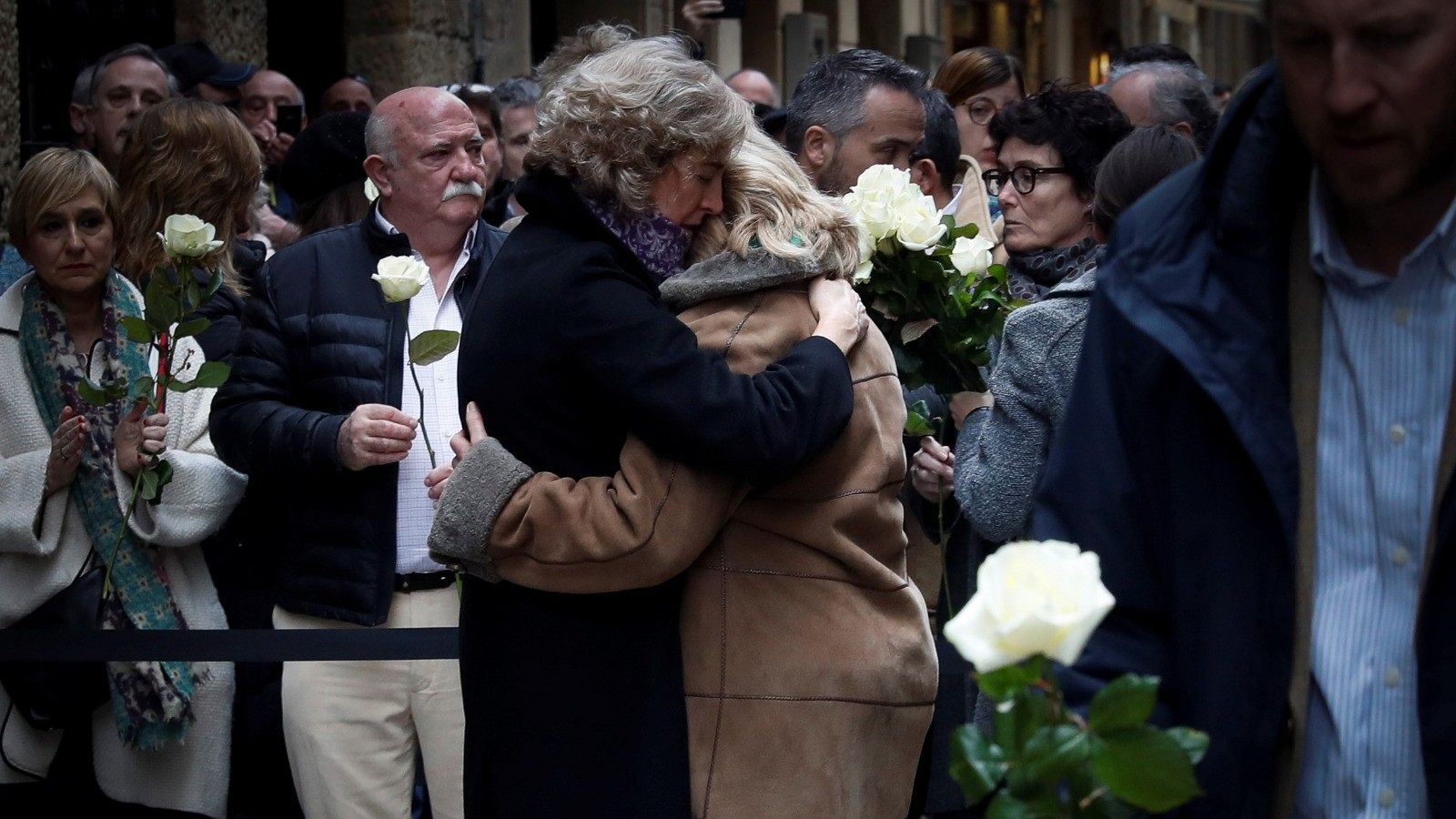 La viuda y la hermana de Gregorio Ordóñez, Ana Iribar y Consuelo Ordóñez se abrazan en un homenaje al concejal donostiarra