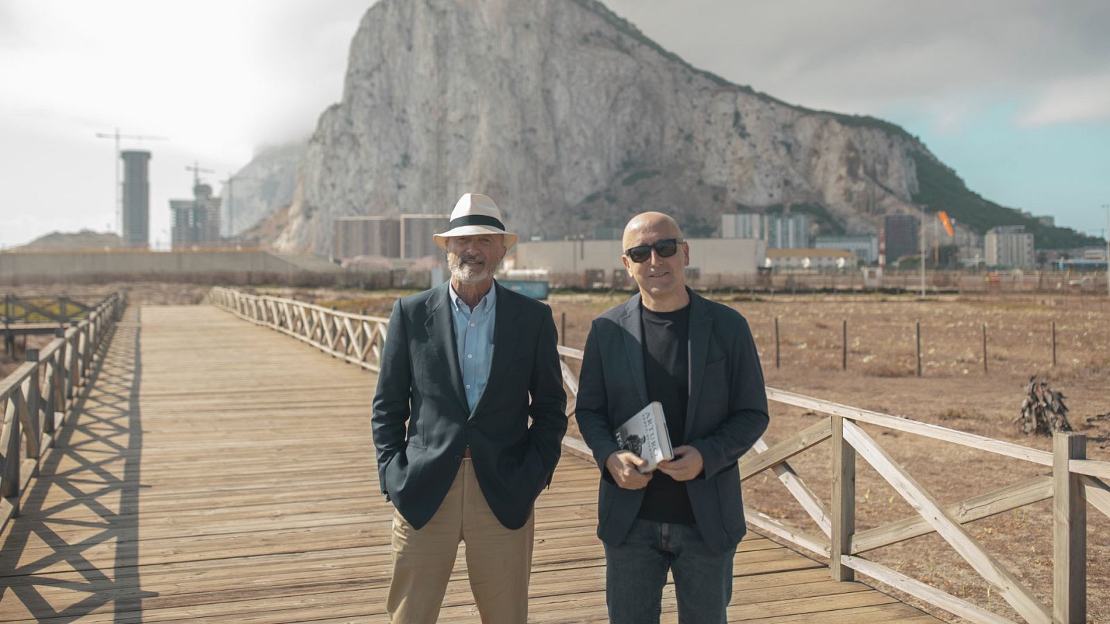 Arturo Pérez-Reverte con Óscar López