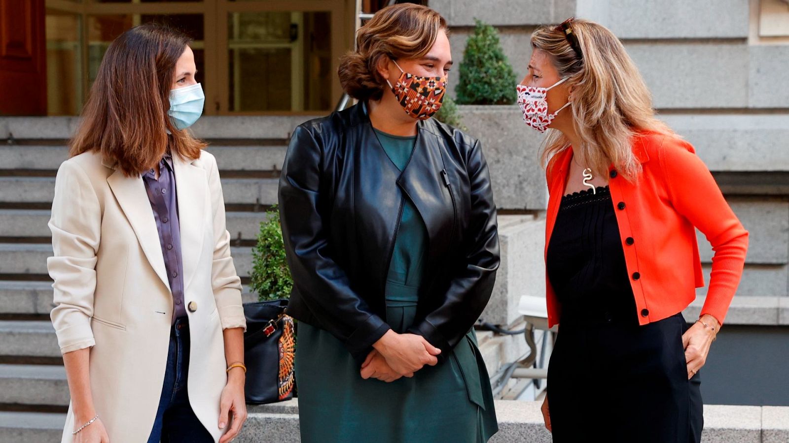 La vicepresidenta segunda y ministra de Trabajo y Economía Social, Yolanda Díaz (d); la ministra de Derechos Sociales y Agenda 2030, Ione Belarra (i); y la alcaldesa de Barcelona, Ada Colau (c), a su llegada este lunes al Congreso