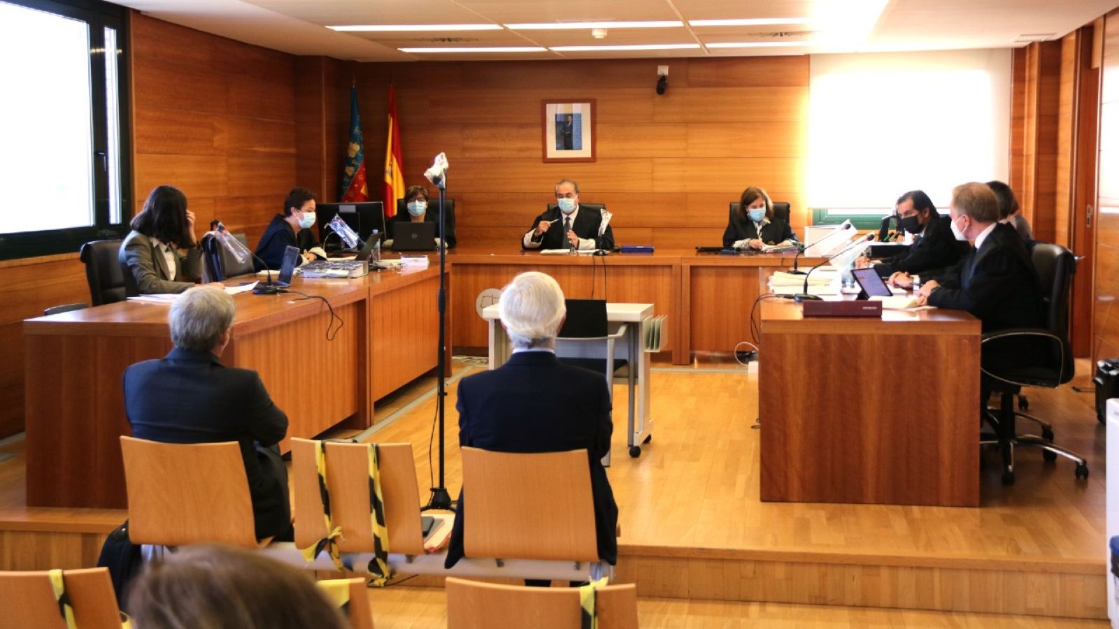 Els dos acusats asseguts al banc dels acusats en la primera jornada del judici del cas Castor