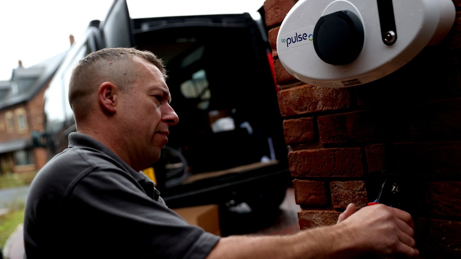El Gobierno de Boris Johnson financiará la instalación de cargadores para coches eléctricos