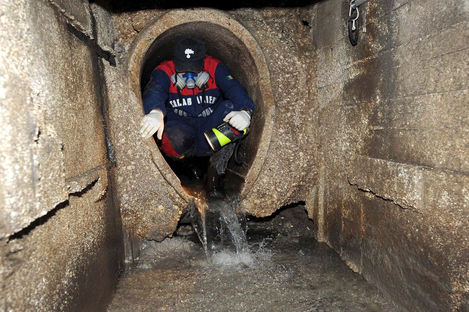 Un jefe de la Camorra italiana huye por las alcantarillas