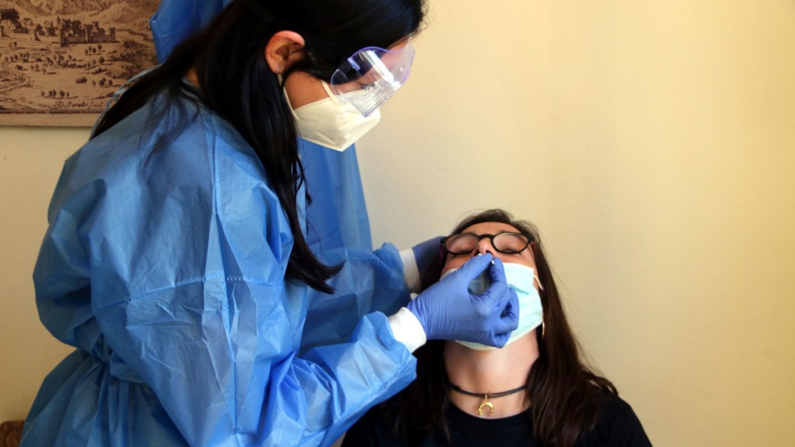 Sanitari passa un test d'antígens