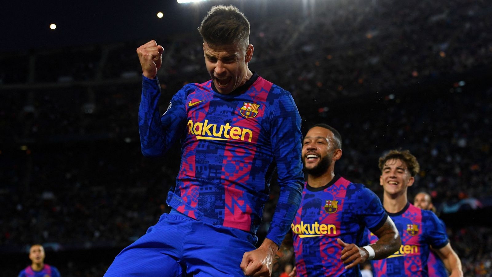 Gerard Piqué celebra su gol ante el Dinamo de Kiev