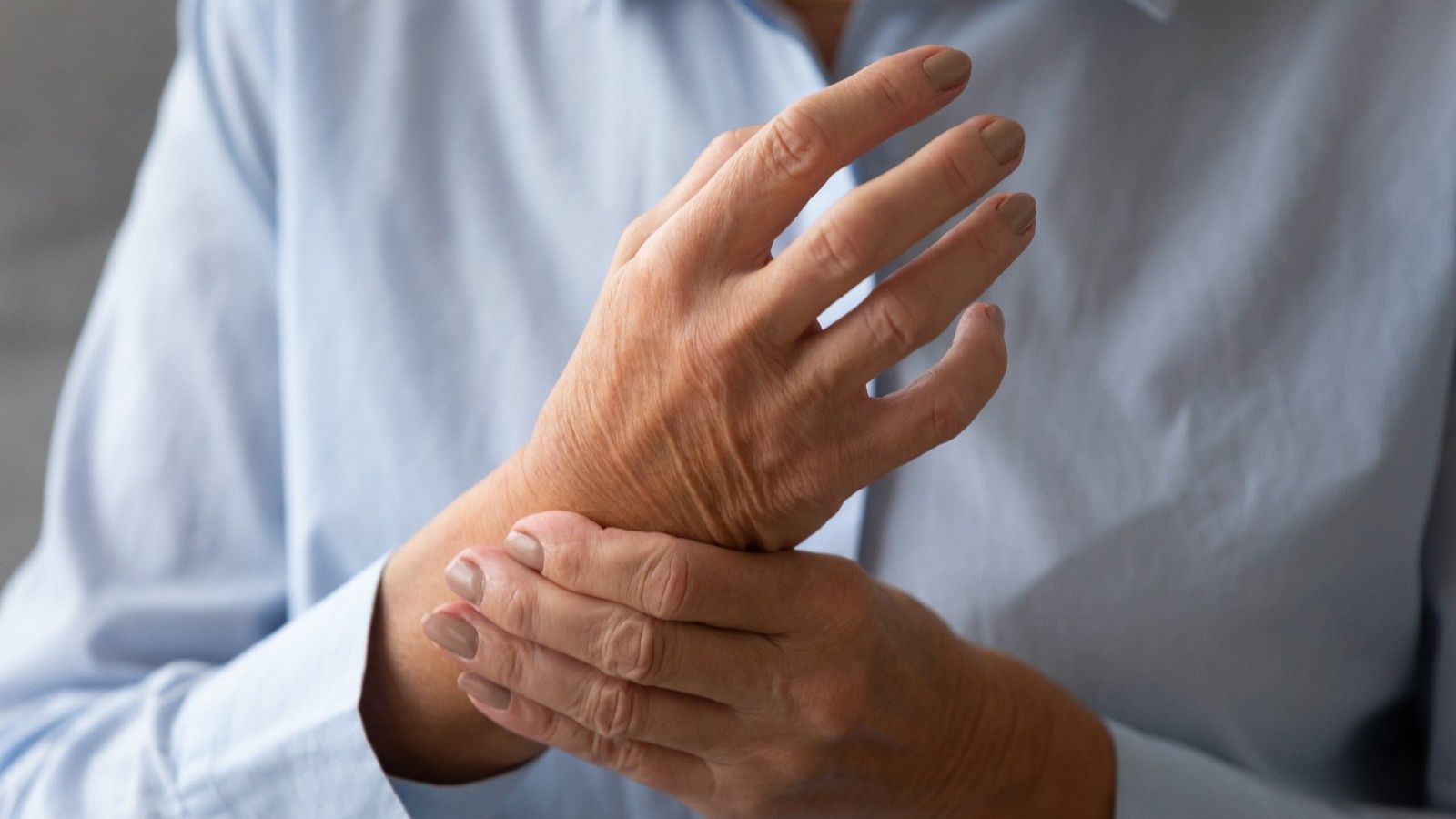 Una mujer sufre dolor en las articulaciones de la muñeca, en una imagen de archivo