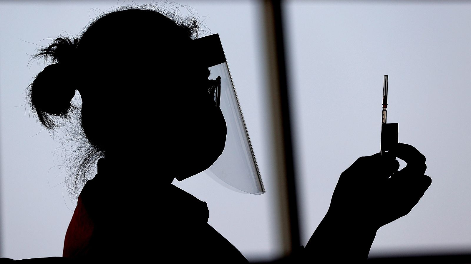 Una enfermera sostiene una jeringuilla con una dosis de la vacuna de Pfizer contra la COVID-19.