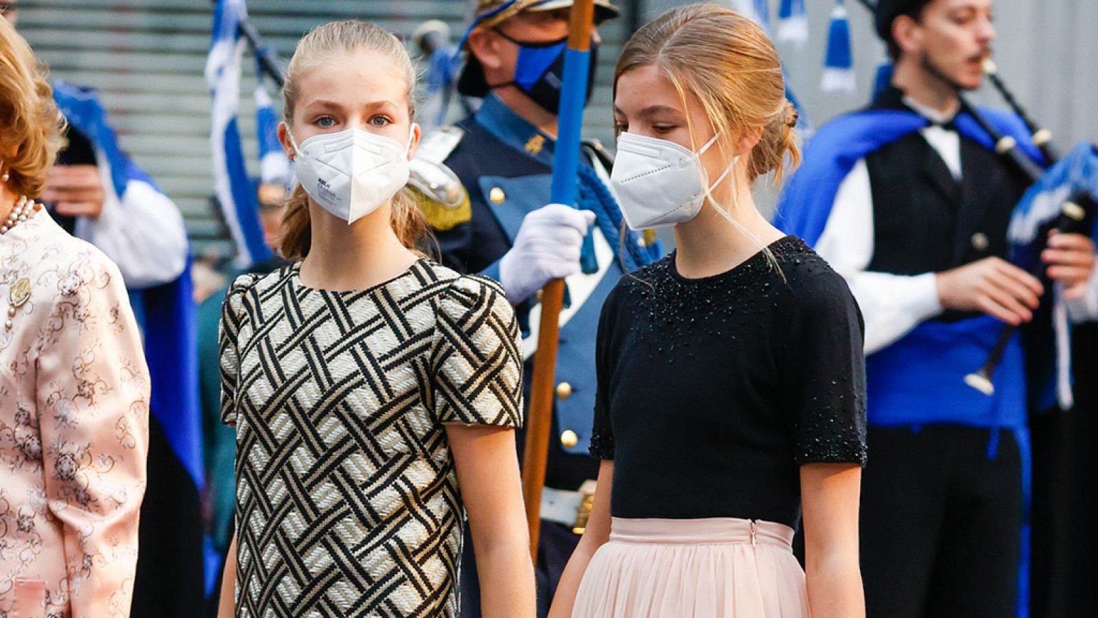 La princesa Leonor y la infanta Sofía en su llegada a los Premios Princesa de Asturias 2021