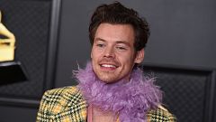 Harry Styles levanta la bandera bisexual durante su concierto para ayudar a una seguidora "Tómate un tiempo para asimilar este momento"