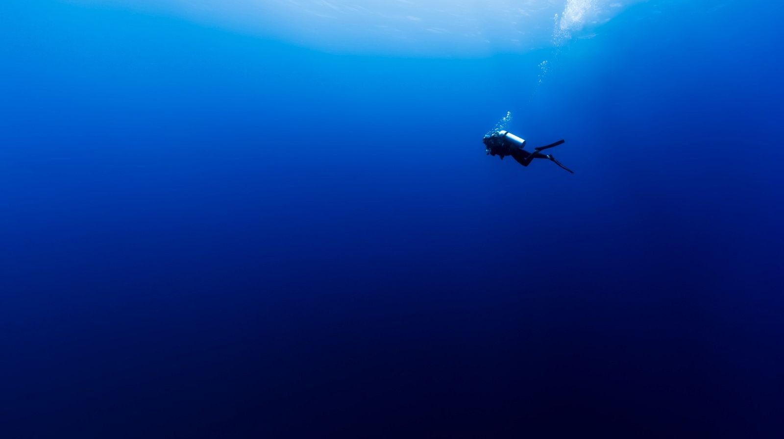 Una submarinista explora las aguas de la Polinesia Francesa.