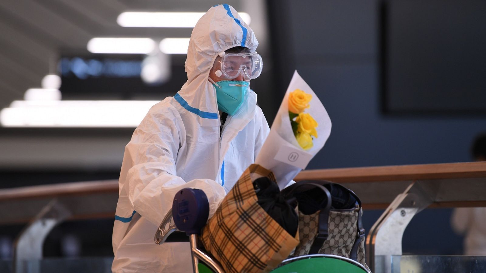 Uno de los primeros pasajeros usando un traje de protección