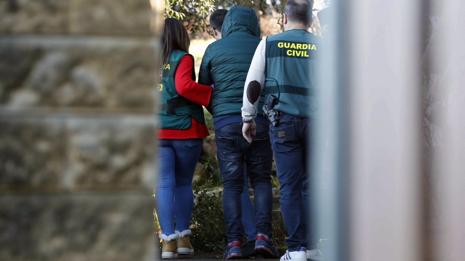 Agentes de la Guardia Civil trasladan al detenido como presunto inductor del asesinato de Ardines