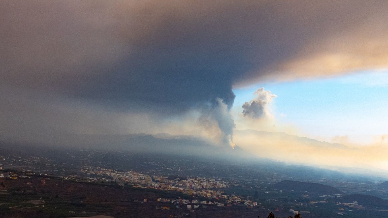 La nube de ceniza del volcán, en erupción desde el pasado 19 de septiembre, está a 3.000 metros de altitud