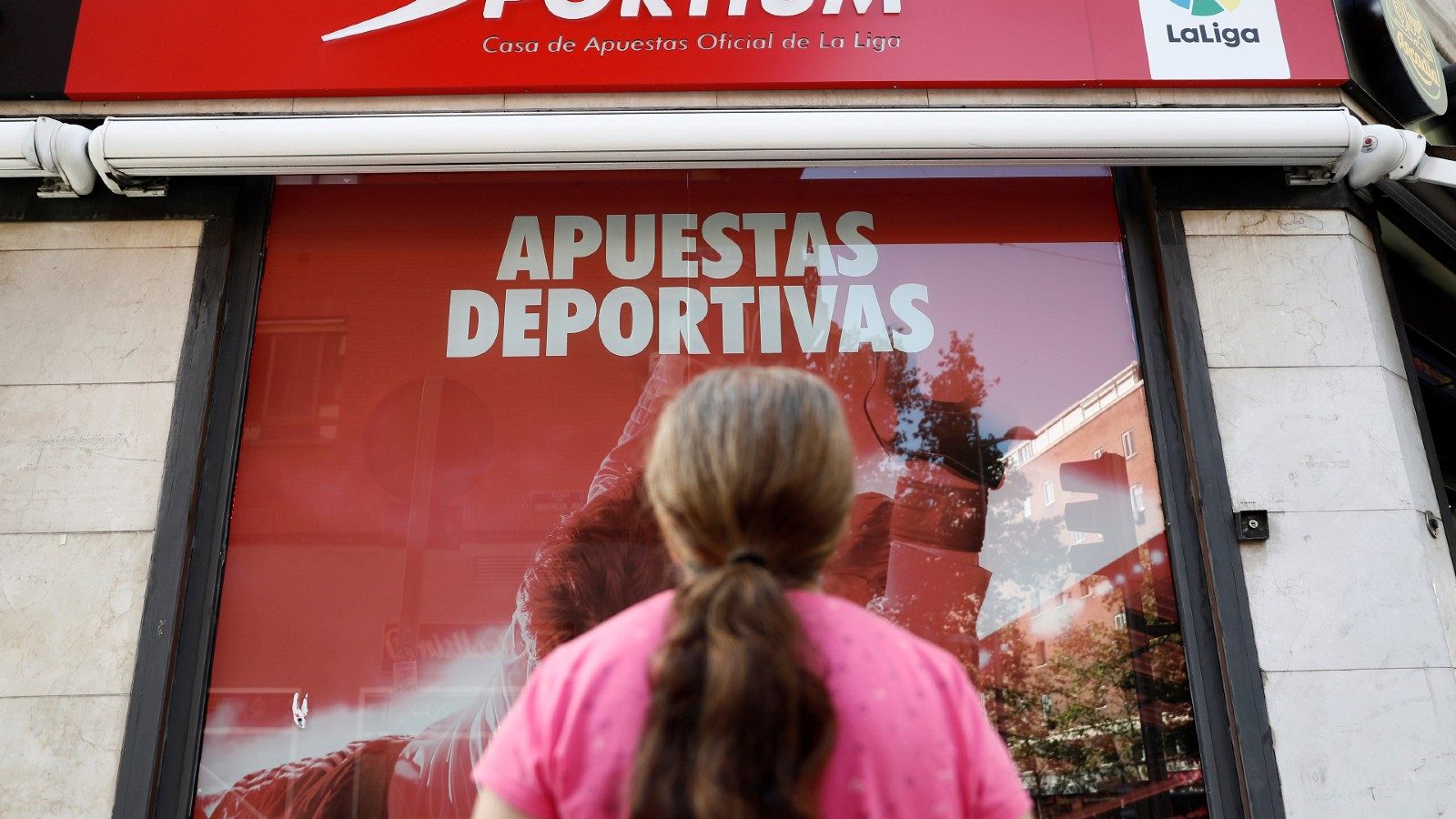 Una mujer observa un local de juego en el barrio de Tetuán en Madrid