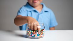 Cómo educar a los niños en una buena alimentación sin prohibir: "Puede aumentar el deseo"