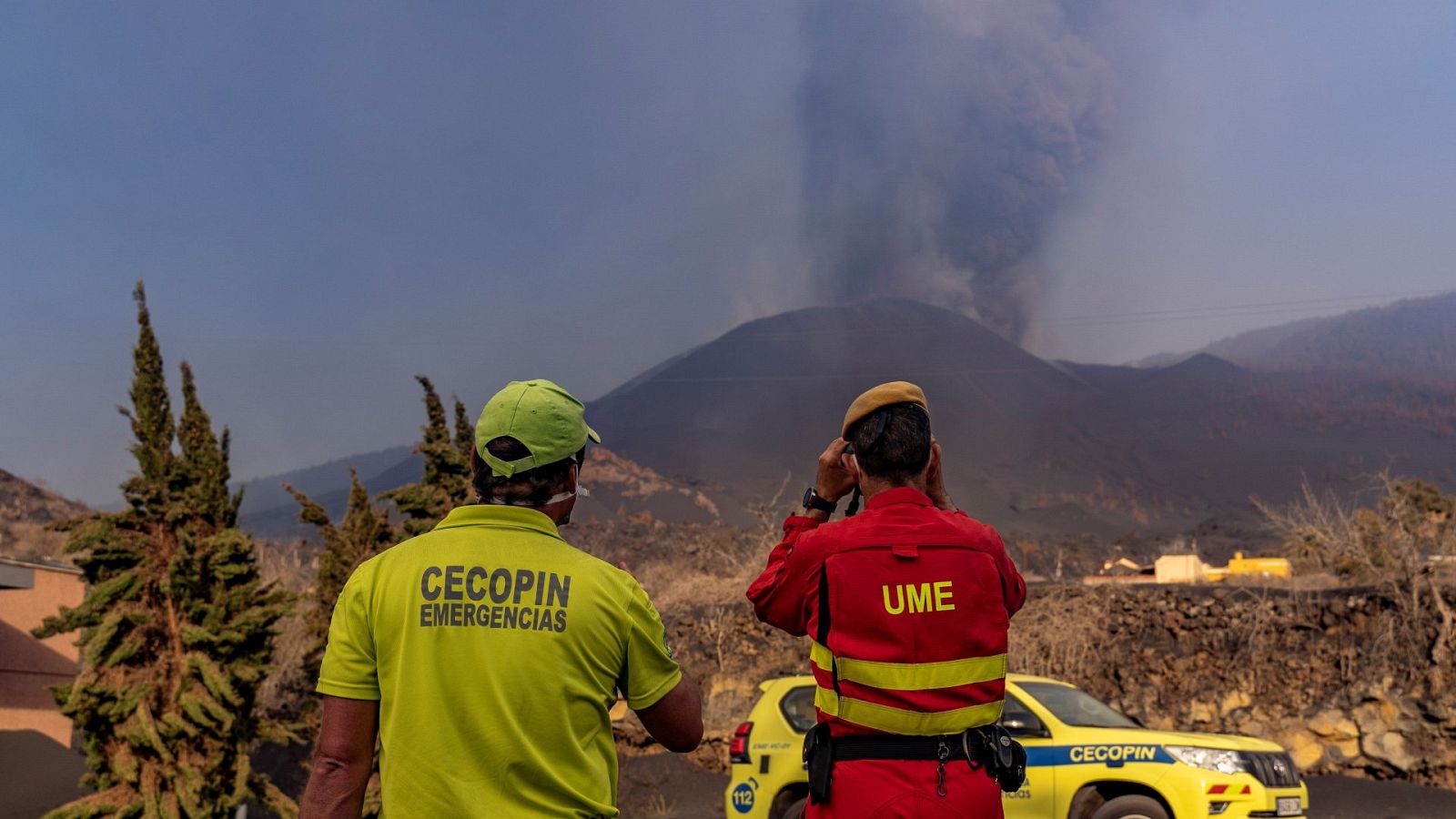 Efectivos del Ejército de Tierra y la Unidad Militar de Emergencias observan el entorno de la erupción