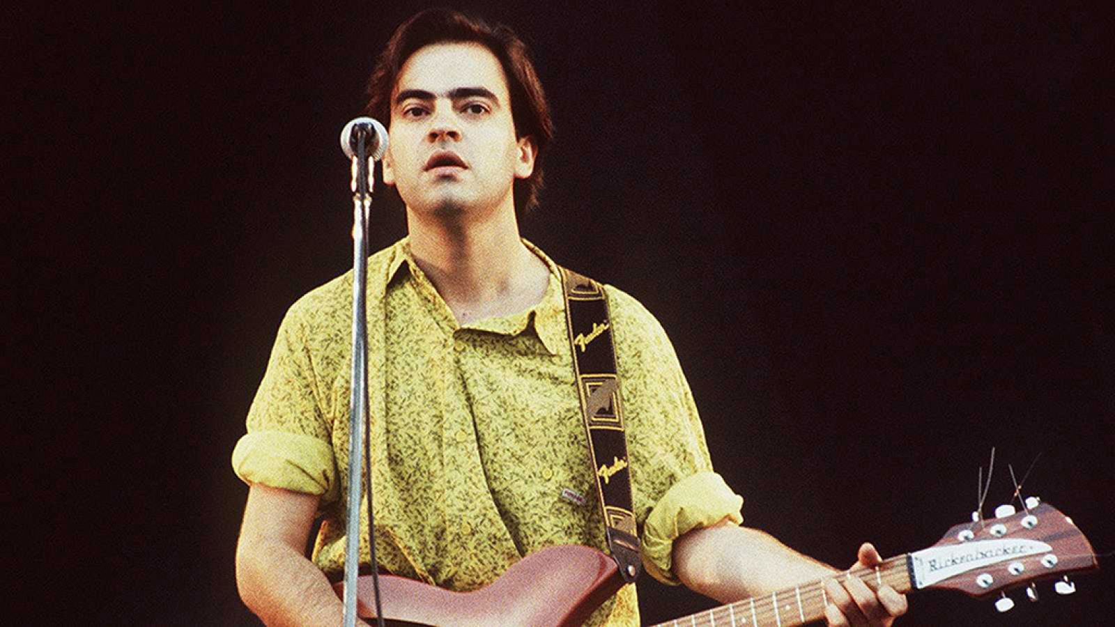 Enrique Urquijo y sus canciones más represetnativas con 'Los Secretos' y 'Los Problemas'