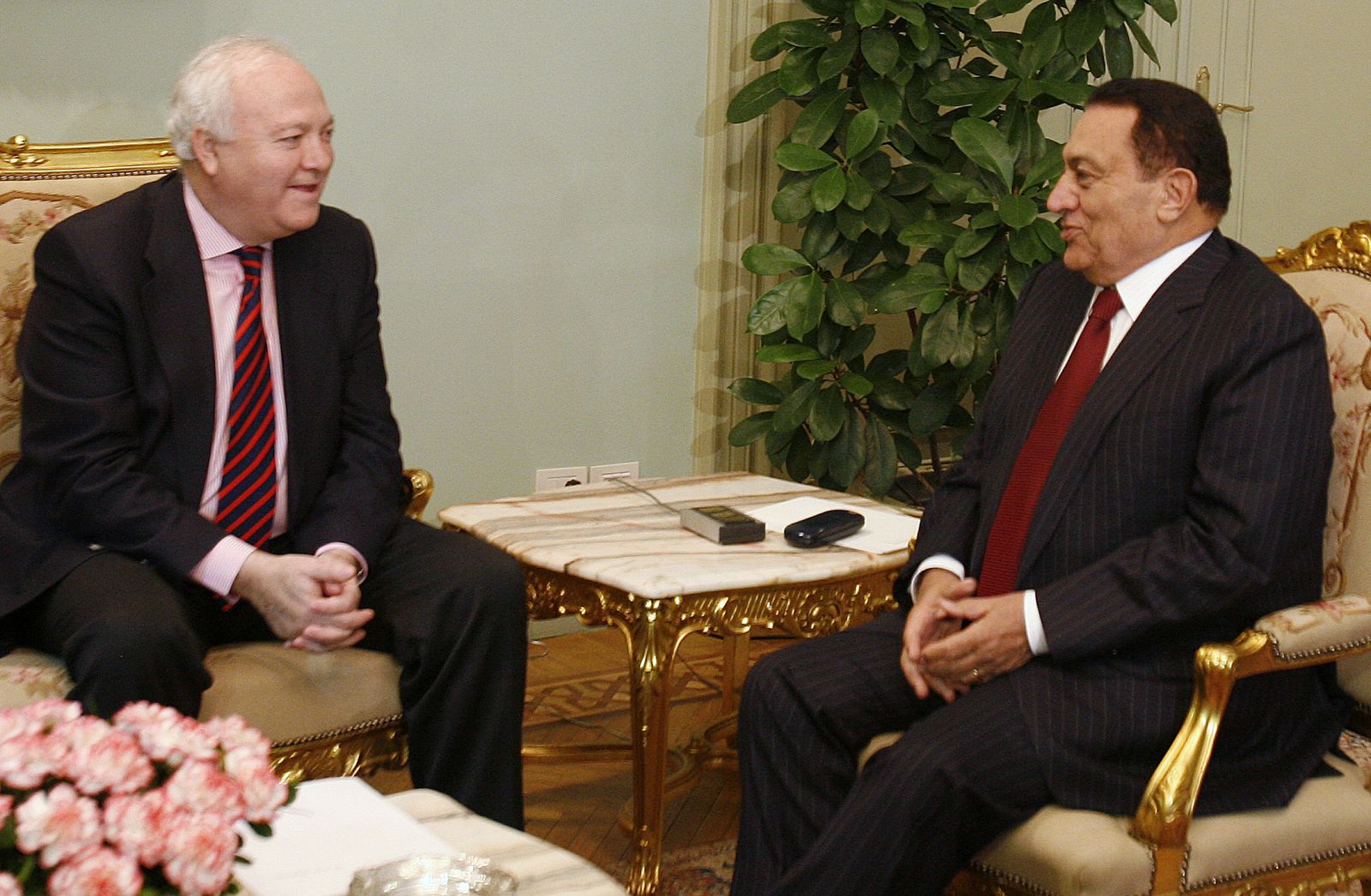 Spain's Foreign Minister Moratinos talks with Egypt's President Mubarak in Cairo