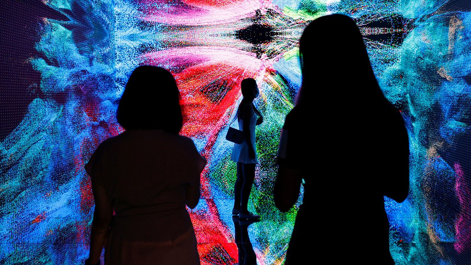 Imagen de la instalación 'Machine Hallucinations - Space: Metaverse', del artista Refik Anadol.