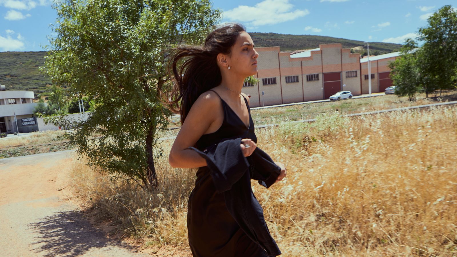 Lucía sale corriendo del tanatorio