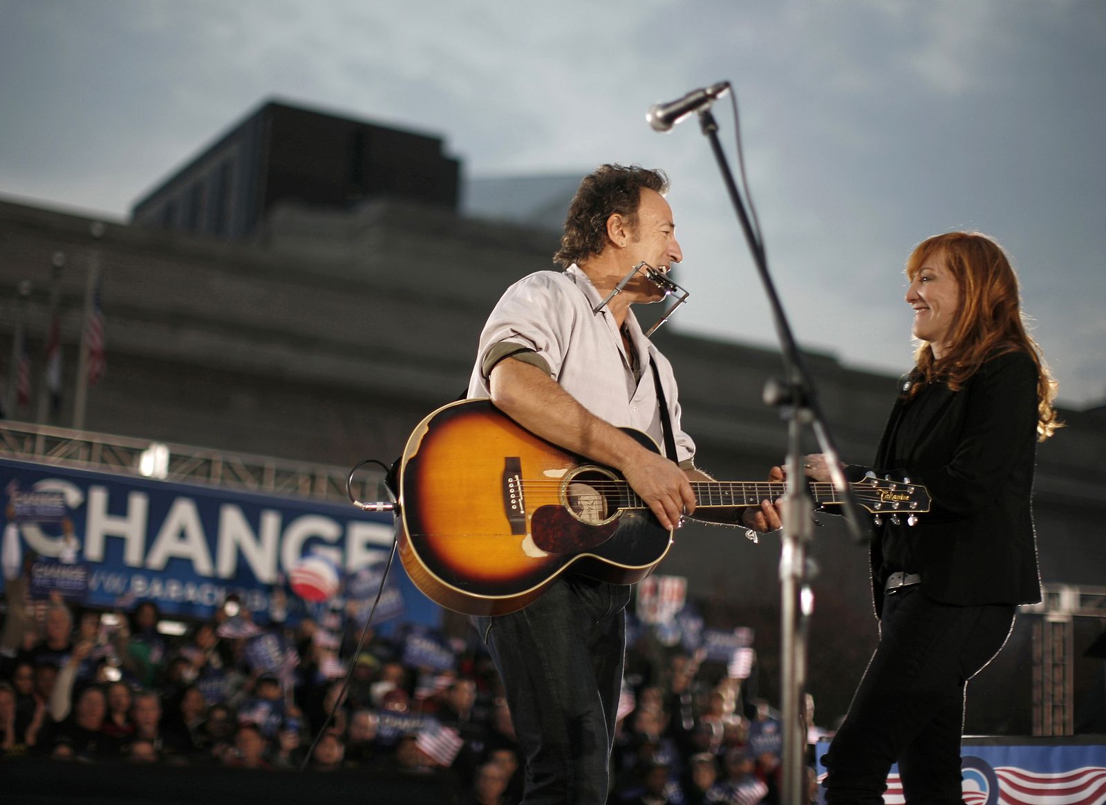 Bruce Springsteen junto a su esposa Patti Scialfa en un concierto en Cleveland