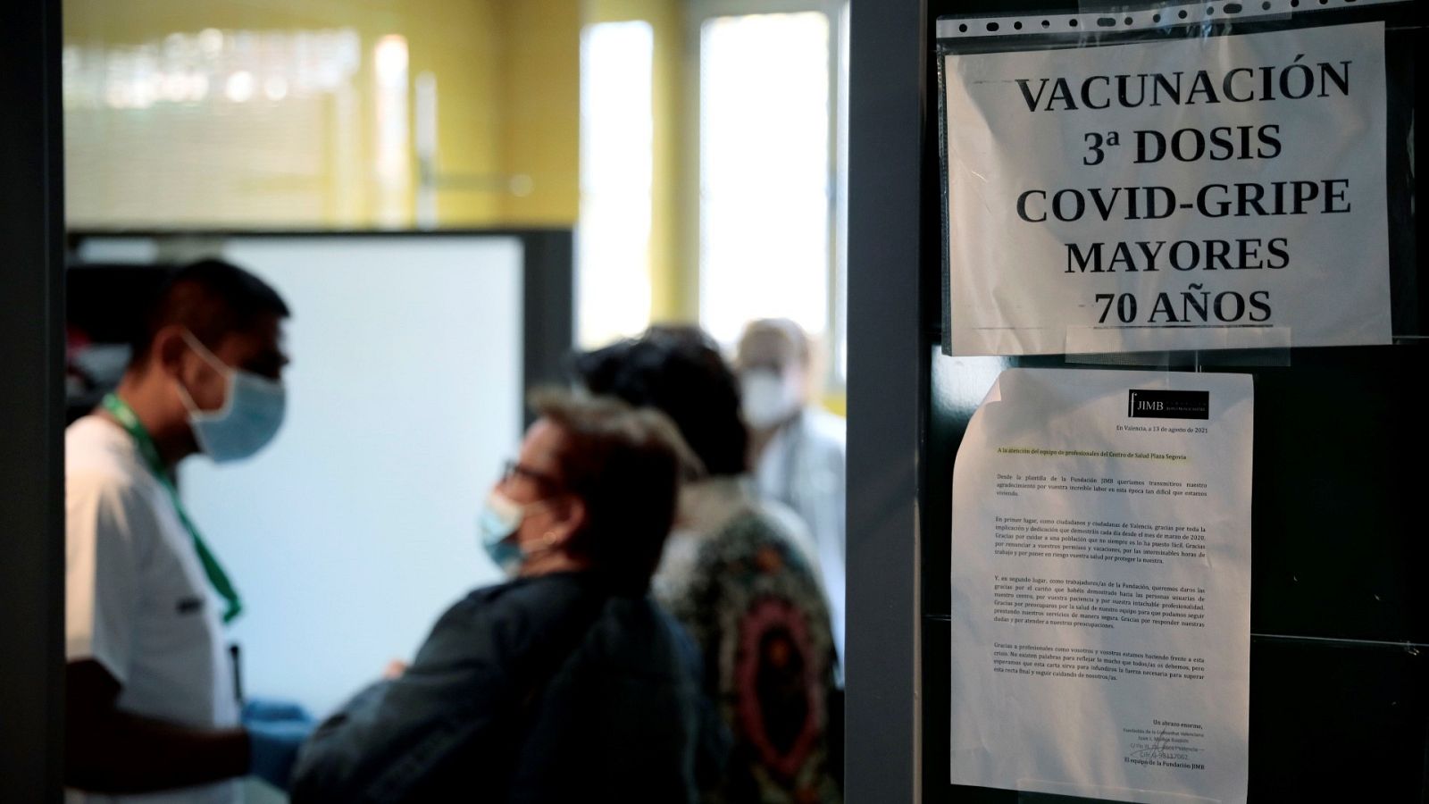 Un centro de salud donde se administra la dosis de refuerzo de la COVID-19 y la vacuna de la gripe