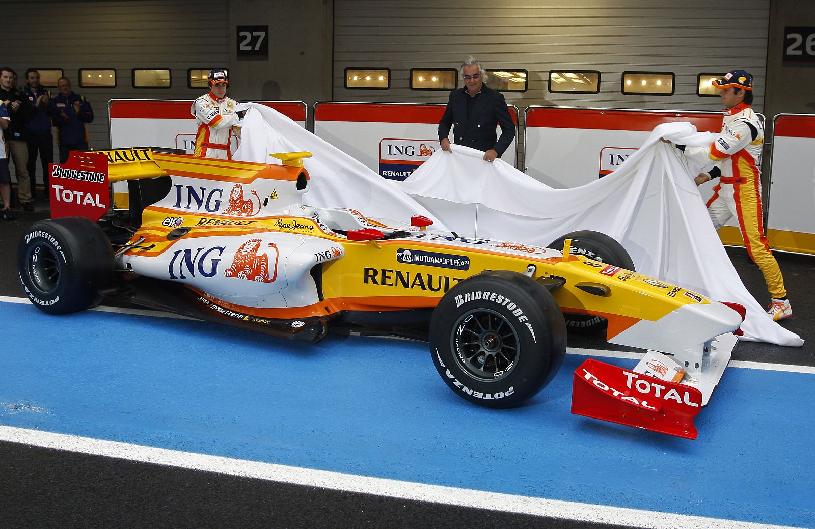 Fernando Alonso, Nelson Piquet y Flavio Briatore posan junto a la nueva apuesta de Renault para 2009