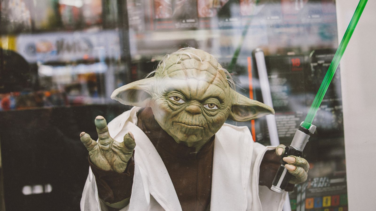 Modelo de juguete del maestro Yoda con un sable láser