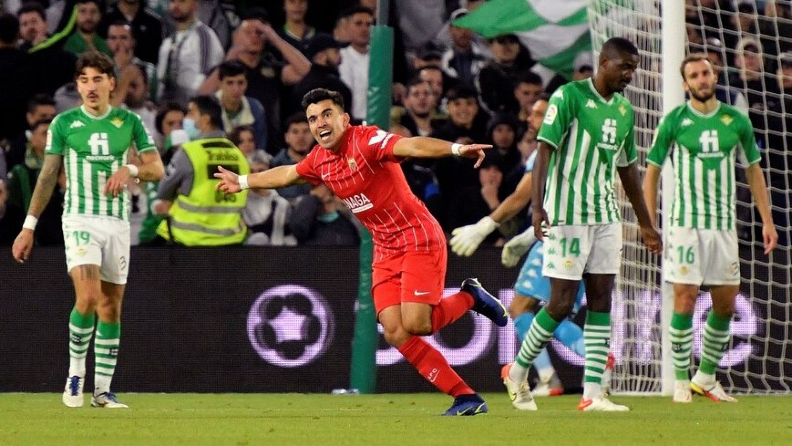 El Sevilla vence al Betis en el Villamarín