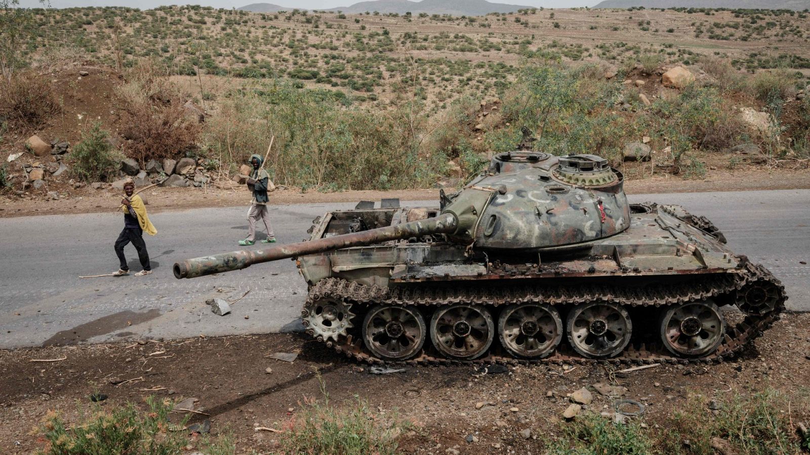 Dos granjeros pasan delante de un tanque en Etiopía