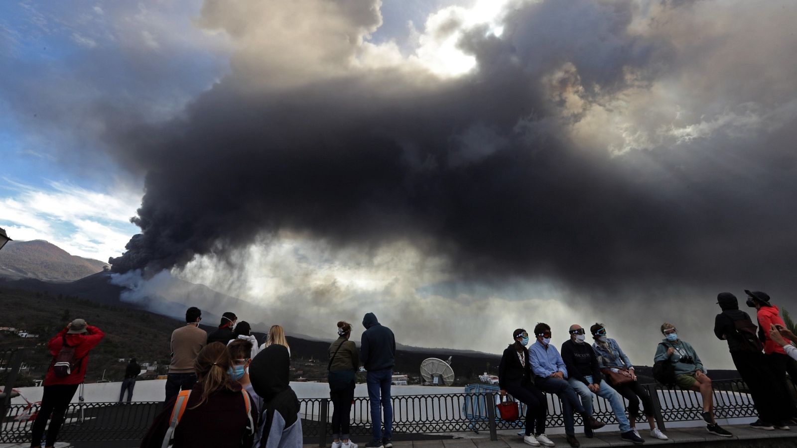 La plaza de Tajuya, en el municipio de El Paso, un mirador privilegiado de la erupción volcánica de Cumbre Vieja