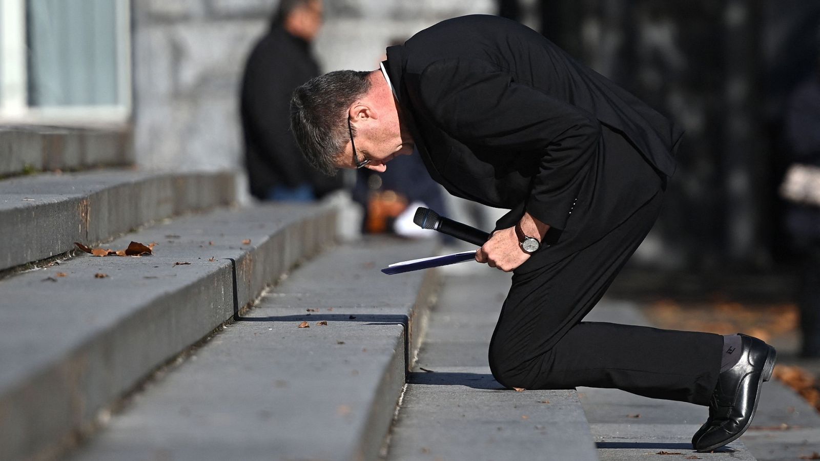 El arzobispo de Reims, Eric de Moulins-Beaufort, se arrodilla como penitencia en una ceremonia en Lourdes.