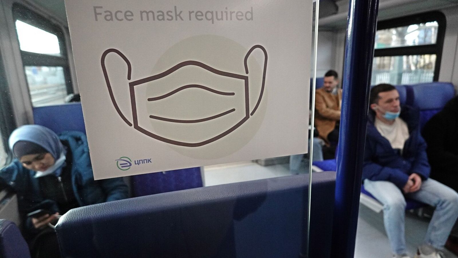 Pasajeros en el metro de Moscú