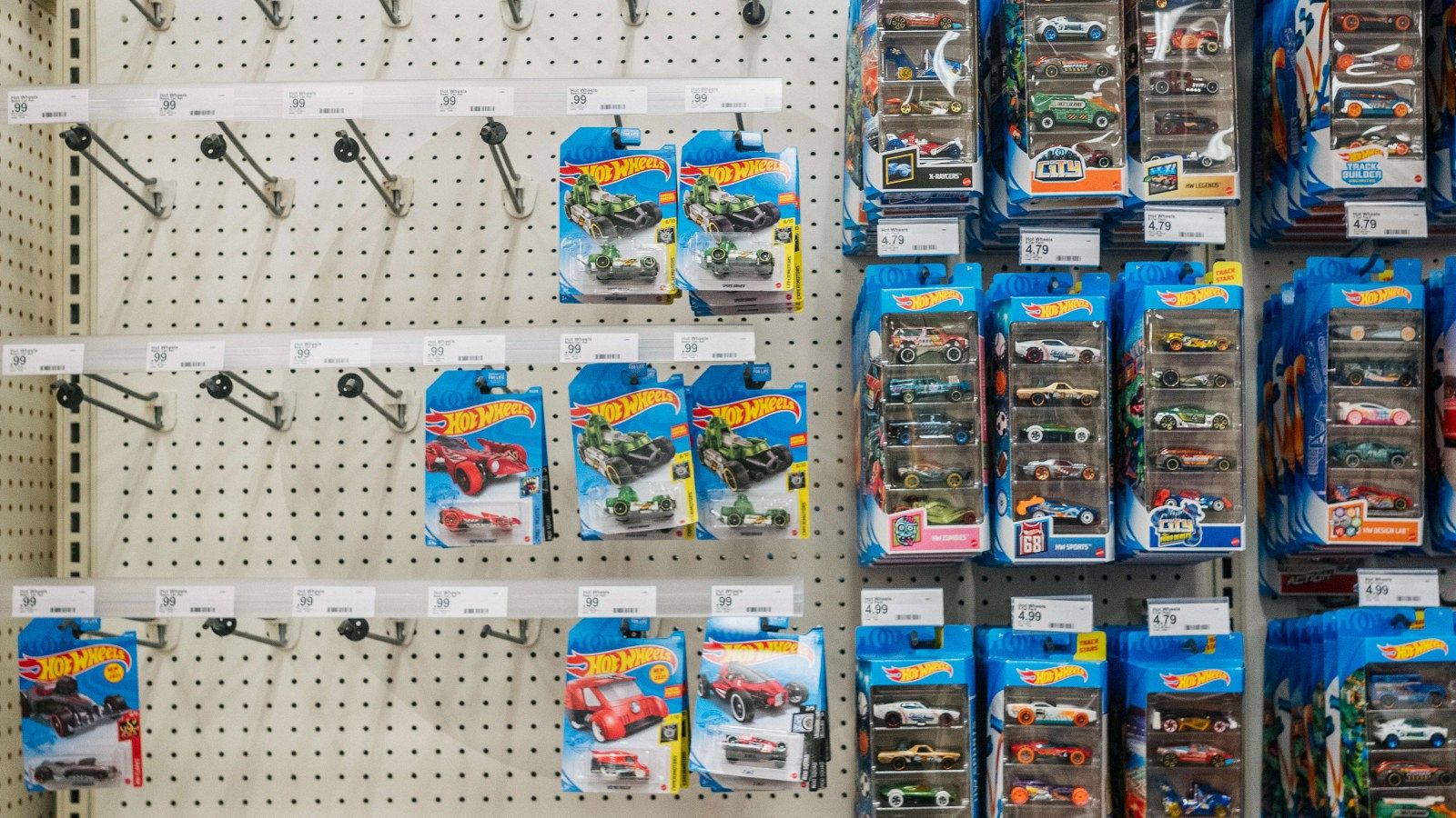 Lineal de una juguetería en Hoston (Texas, Estados Unidos) con algunos productos agotados