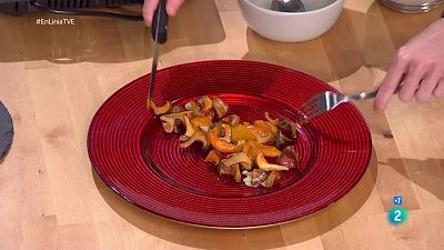 Rovellons saltats amb pinyons, all i julivert amb un toc diferent