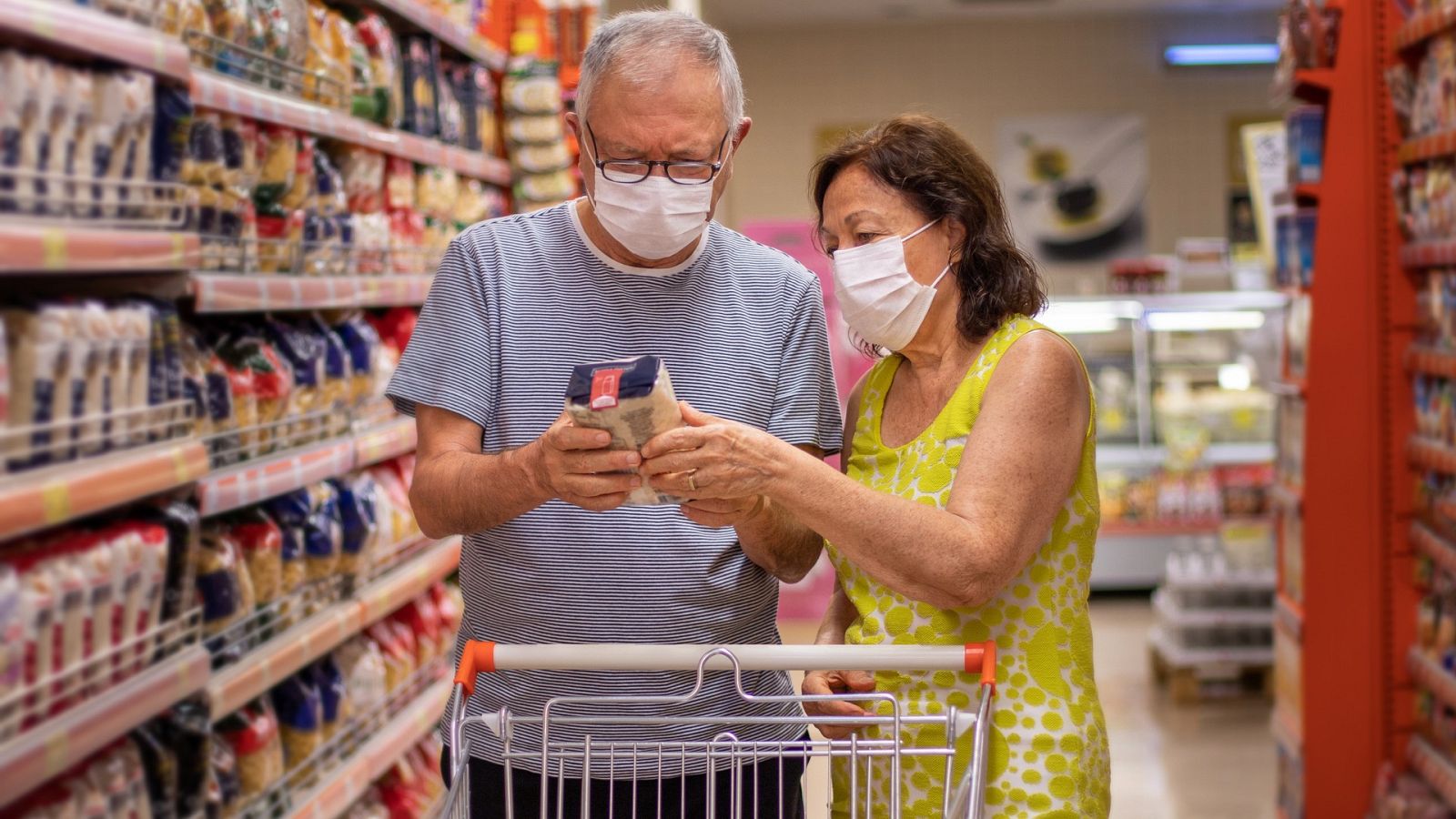 Una pareja comprueba la fecha de consumo preferente de un producto