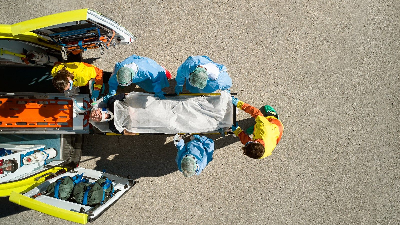 Un paciente crítico llega al hospital en ambulancia, en una imagen de archivo