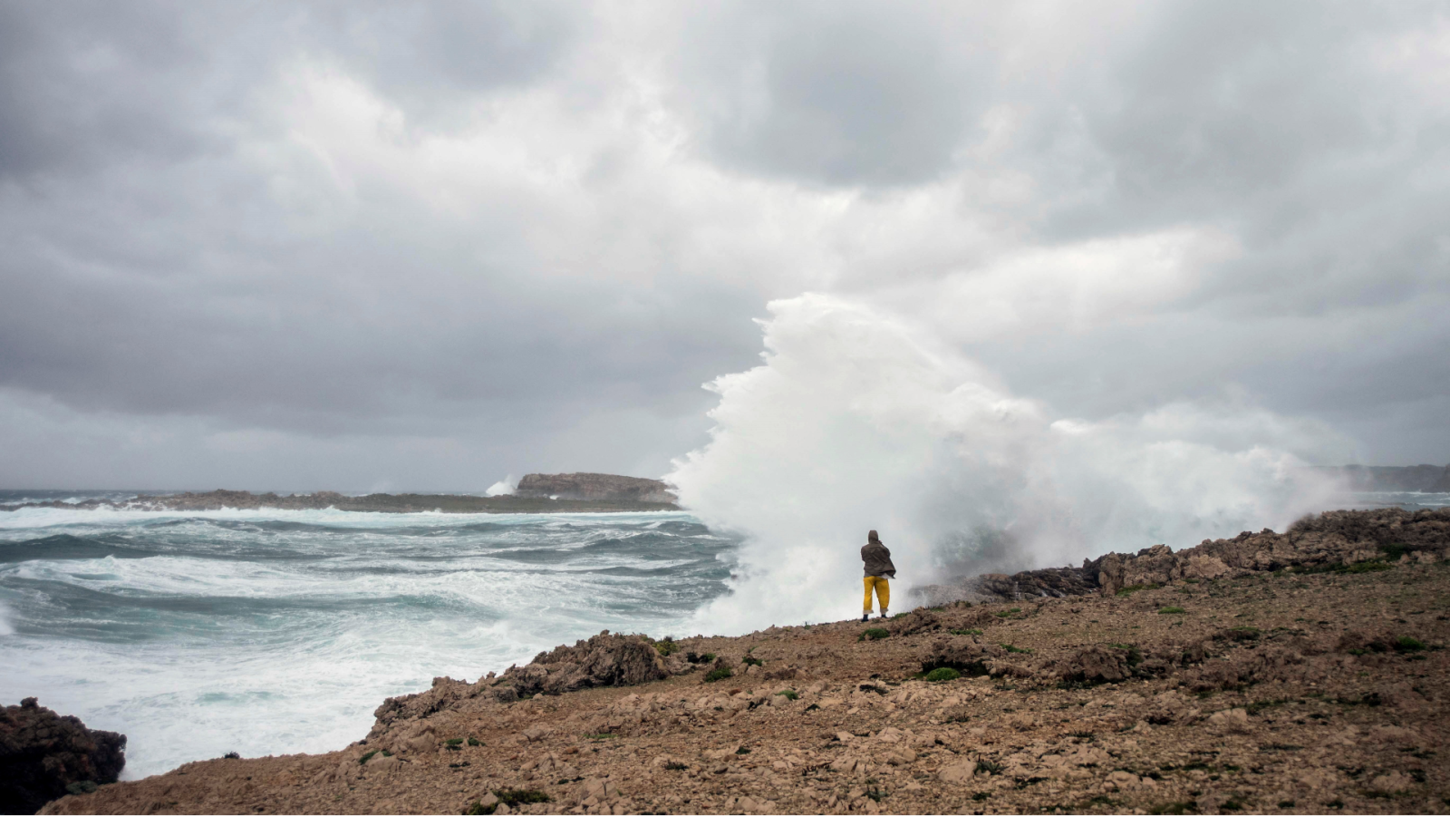 Un hombre observa el fuerte oleaje en Menorca
