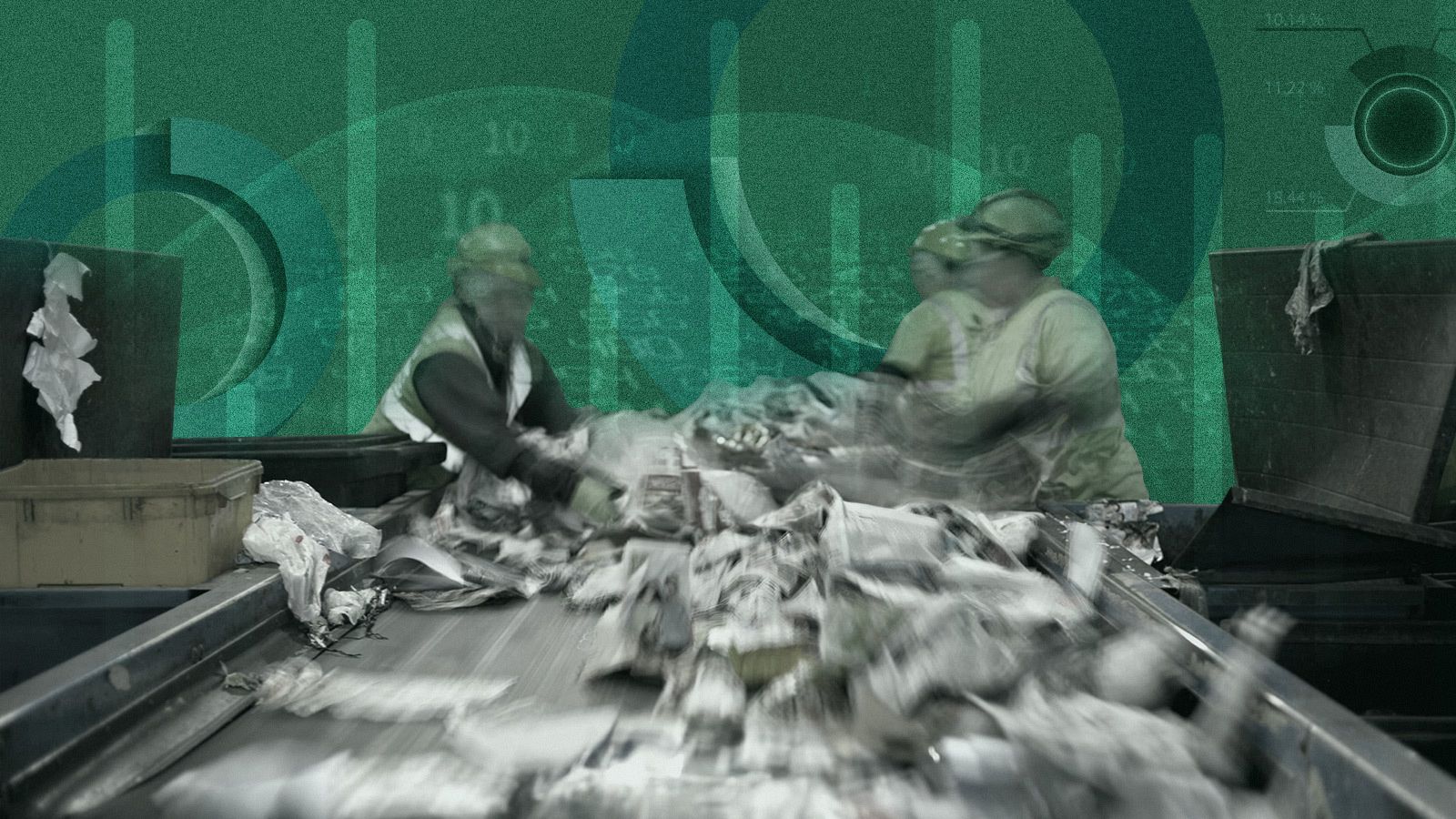 Operarios separando diversos materiales de la basura