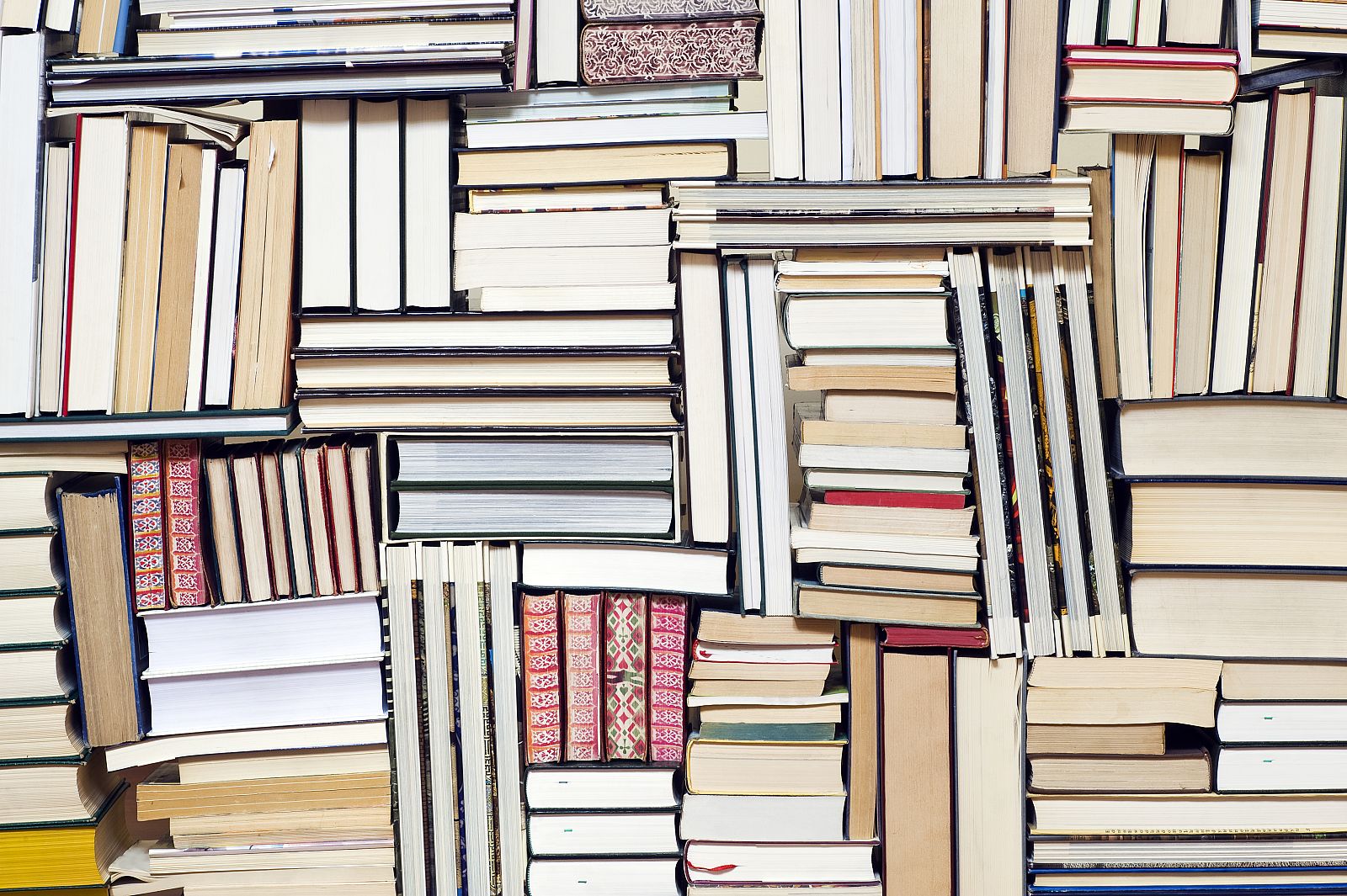 Libros caóticamente colocados en una librería.