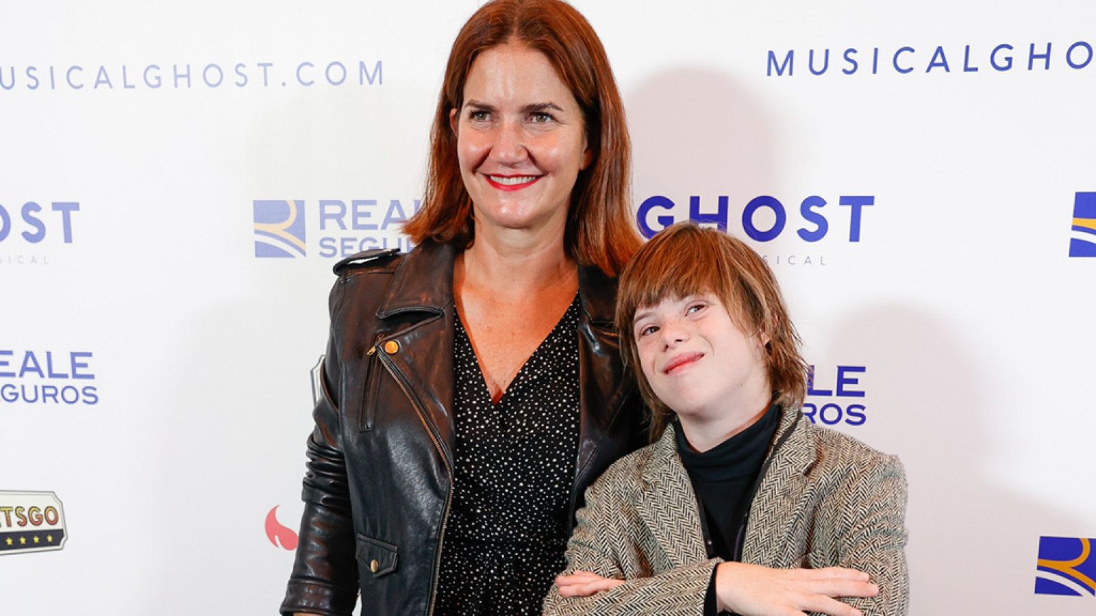 Samantha Vallejo-Nágera junto a su hijo Roscón