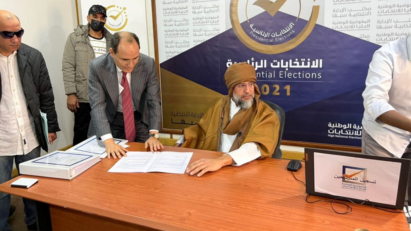 Saif al Islam Gaddafi inscribiéndose para postularse en las próximas elecciones presidenciales